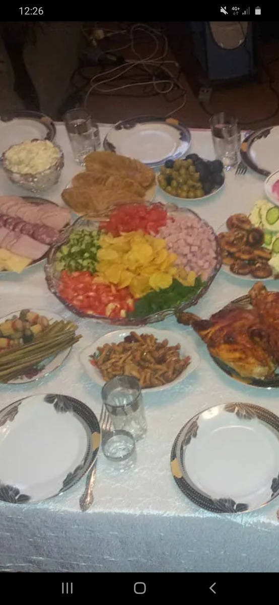 Салат с чипсами и свежими овощами