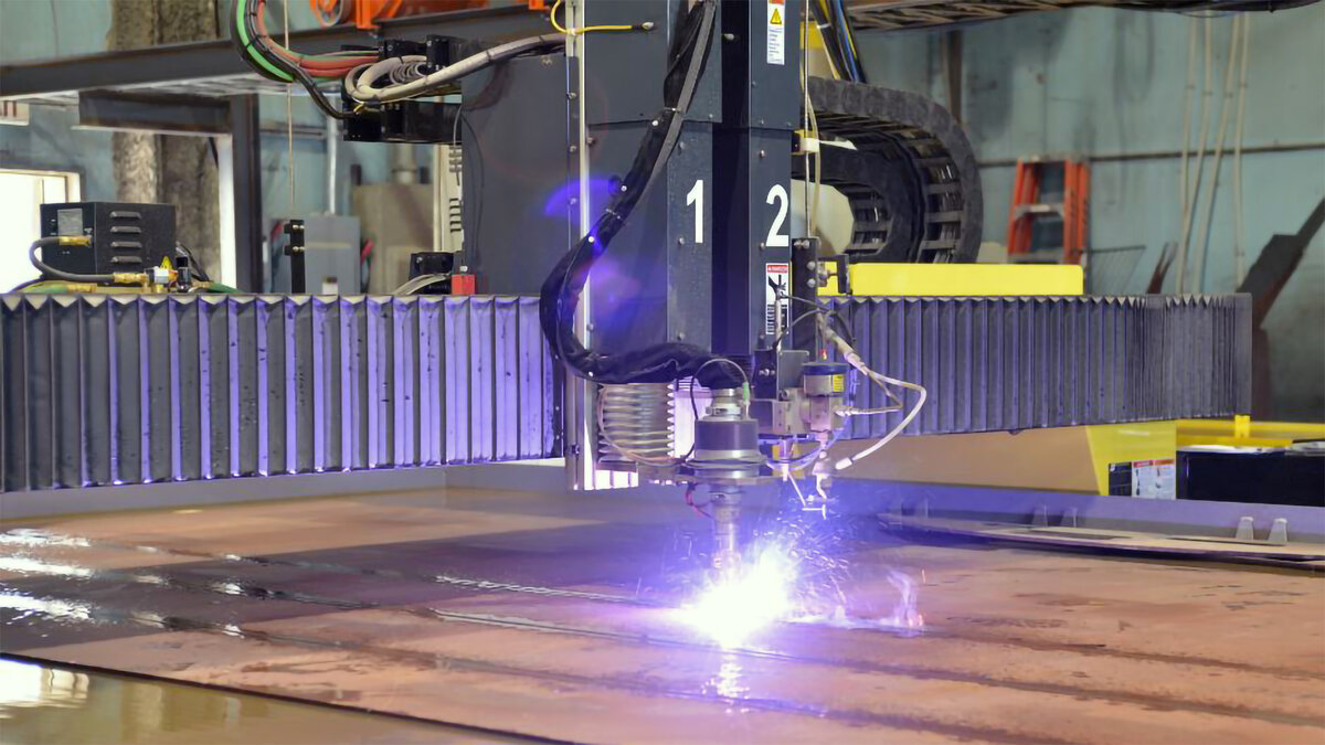 Операция по изготовлению, которая может выполнять как плазменную, так и гидроабразивную резку на одном столе, может снизить затраты, связанные с производством деталей, которые в противном случае потребовали бы дополнительной обработки материалов и вторичных процессов для завершения работы.