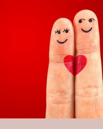 Хотите верьте или нет, я верю, что "пальчики" придумал наш приятель, который так развлекал своего маленького сына и друзей в сети. А теперь они повсюду. А он этому научился у нашего лучшего дизайнера, который в детстве рисовал человечка, у которого на каждом пальце рожица. Что там пальцы.. там и на коленках были рожицы.)))