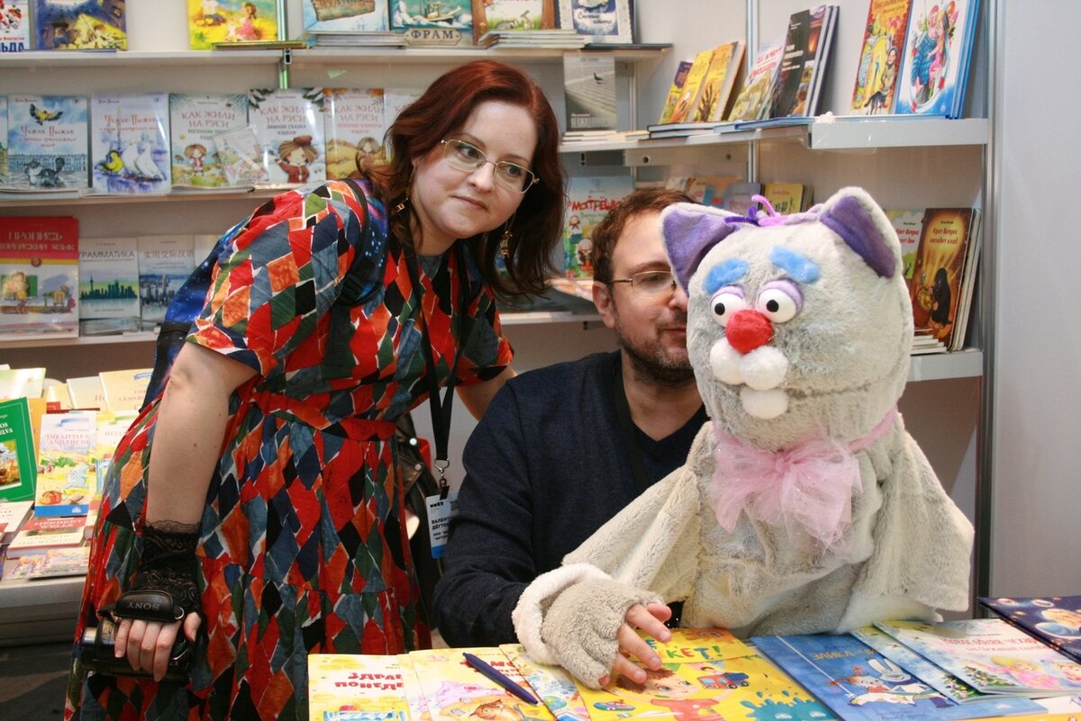 Сметан Кефирыч собственной персоной раздает автографы на книжной ярмарке