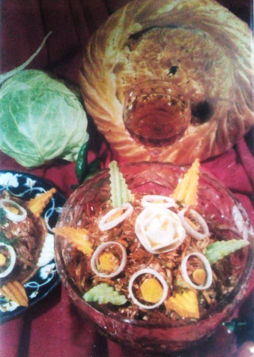 Вот такой натюрморт с этим салатом был в книжке. У меня попроще))