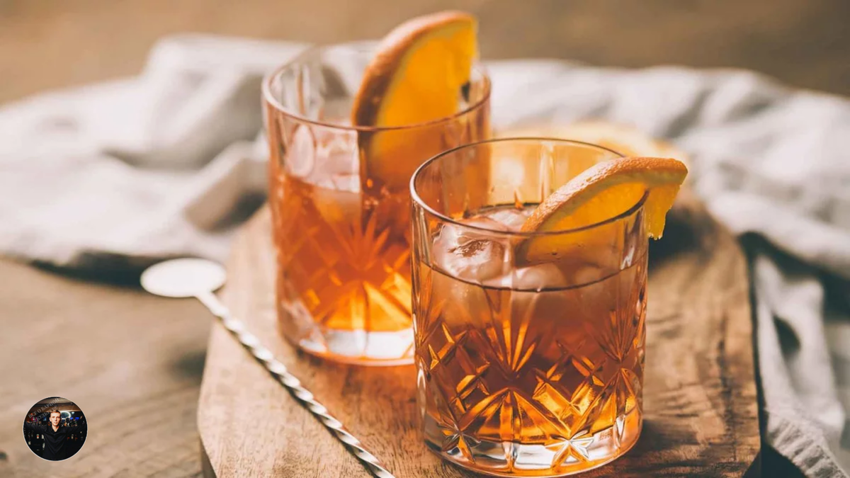 Название коктейля совершенно не случайно переводится как “старомодный”. Во-первых, это коктейль, смешанный по самой классической формуле: алкоголь, сахар, биттер и вода. Во-вторых, это один из самых старых коктейлей, рецепт которого практически не меняется вот уже полтора века.