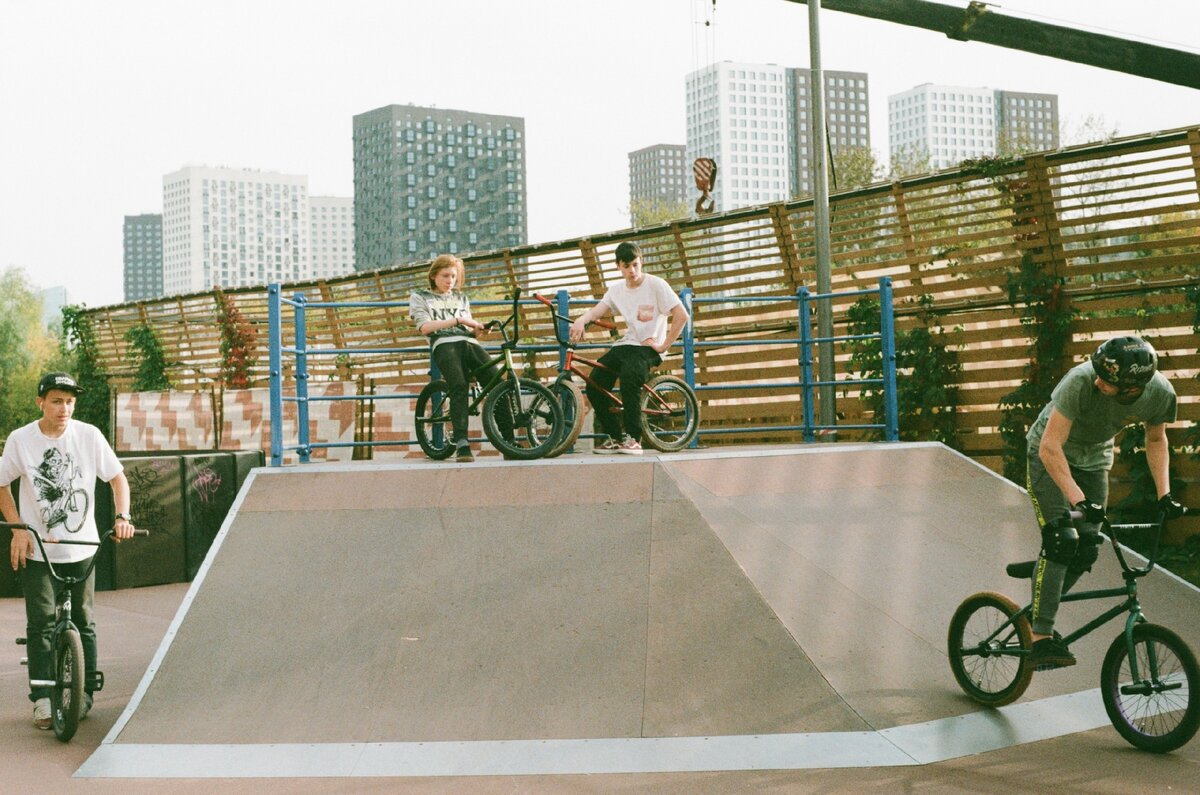 Райдеры раскатываются в скейтпарке Фото: Лариса Верченко