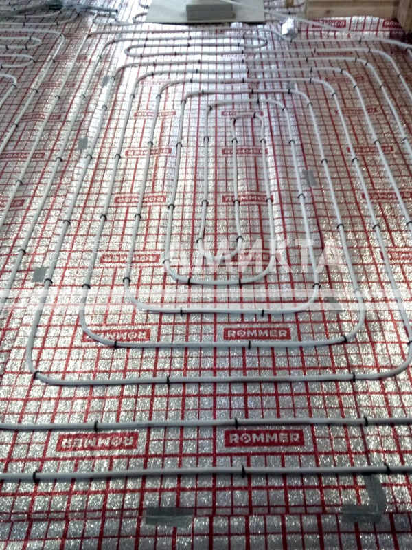 Выполнение работ по монтажу теплого водяного пола. Фото с сайта https://amikta.ru/