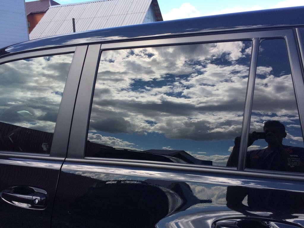 Спасла тонировка, на которой все осталось, все мельчайшие кусочки