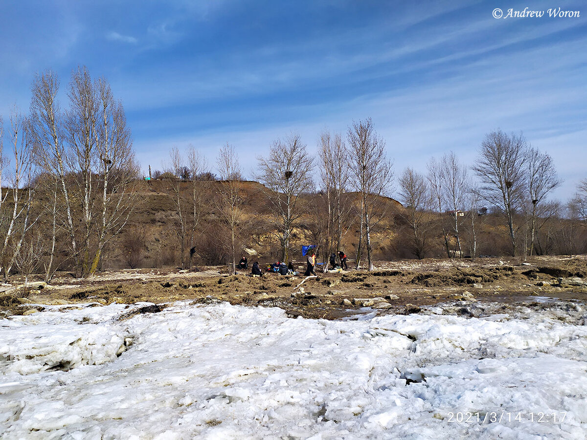 Вот так мы устроились в тополиной роще на берегу моря
