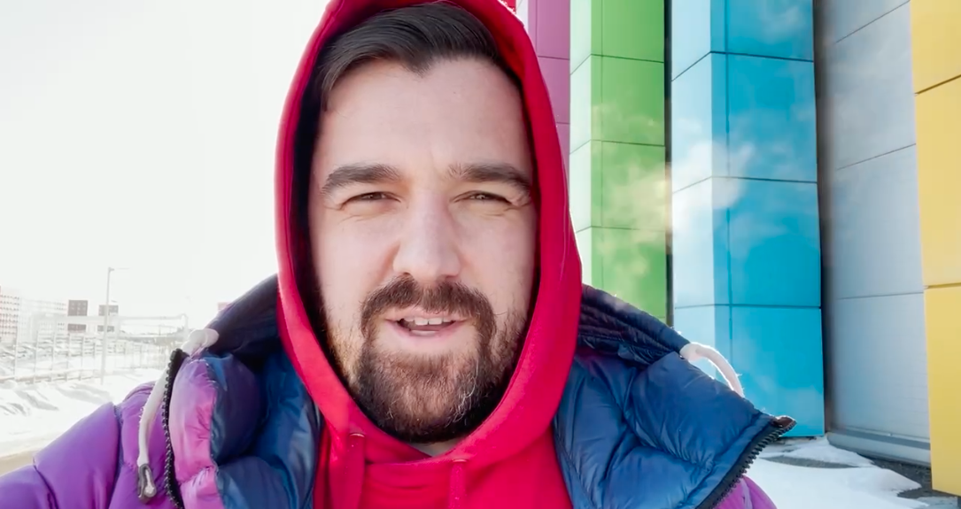 Скрин из видеообращения Димы, в котором он ответил на вопросы "почему ушел из КВН" и пообещал ответить на другие вопросы, если такие будут. 