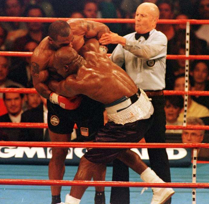 Майк тайсон ухо. Тайсон Холифилд 2. Mike Tyson Holyfield 1997. Бой Тайсон Холифилд 1997. Холифилд ухо Тайсон бой.