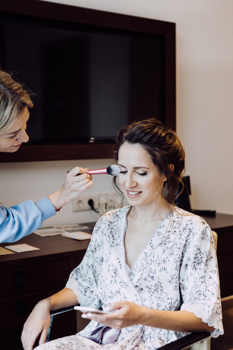 Спокойная невеста в день свадьбы, которая даже не думает контролировать мои действия.