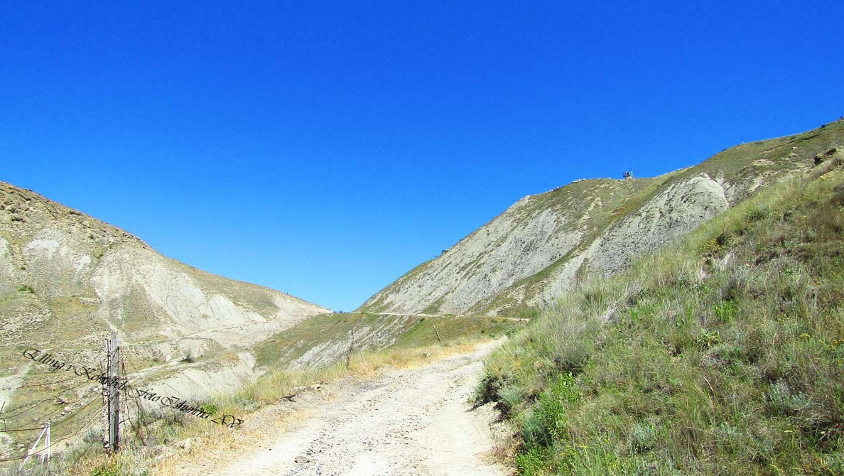 У заброшенного завода  гидроприбор В Крыму п.Орджоникидзе