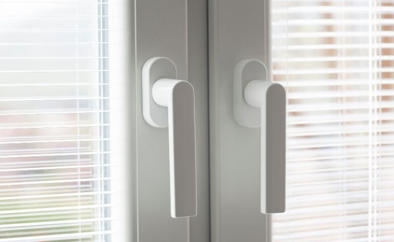 Окна со встроенными жалюзи. Стоит ли? 4 плюса и 3 минуса. | ГК \"ИнРОС ...