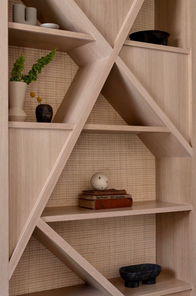 Акцент на дерево: креативные стеллажи с основой из тростника и обоев. Гостиная, спальня и кабинет: стеллаж с основой из тростника. Фото: pinterest.es