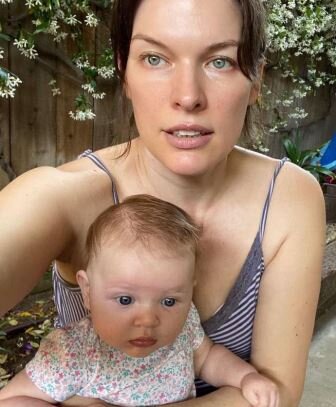 Милла Йвович с младшим ребенком