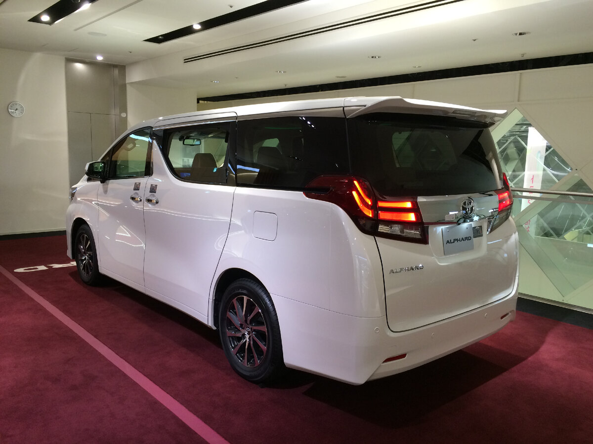 Задняя часть немного спокойнее, но, к счастью, в целом последовательна. Большое внимание было уделено изысканным и интересным деталям, таким как хромированные полосы или фары, перекрывающие боковые стороны.