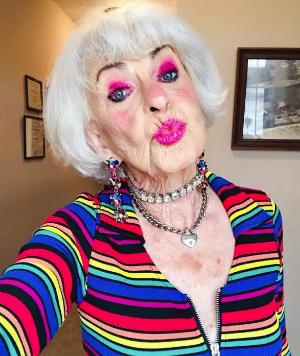 Изображение взято с интернета. Это такая женщина-модель, ей 90 лет, и можно только восхититься ее смелостью, и вообще. Ничего личного, но идею статьи она тут хорошо иллюстрирует))