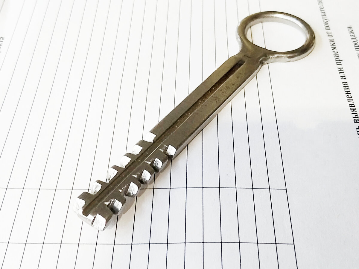 Ключ реечного типа на два ригеля с направляющей.