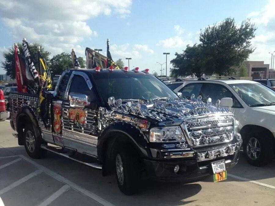 Очень много зеркал заднего вида. Со зрением у водителя всё норм????