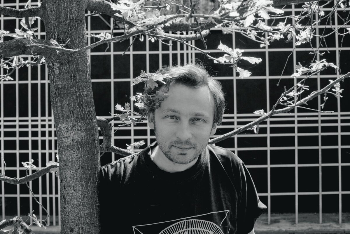 Маким Боксер, галерист, коллекционер, арт-дилер, основатель аукциона Maxim Boxer и группы «Шар и Крест» в Facebook.