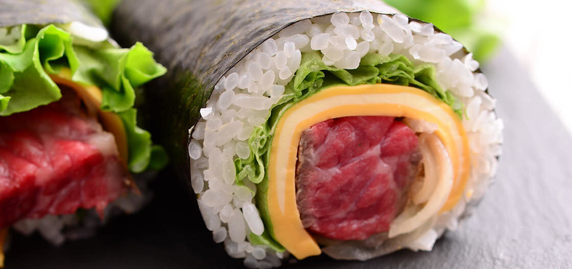 Роскошно с трехслойным сыром и стейком с богатым вкусом! Это блюдо очень сытно как по внешнему виду, так и по вкусу. Добавьте васаби по своему вкусу.