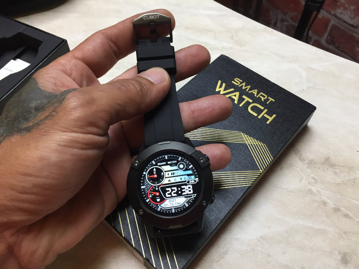 👍 Преимущества: – Мощная батарея на 450 mAh, позволит часам работать на одном заряде до 25 дней.
– Часы поддерживают пятнадцать языков, таких как русский, английский, французский, испанский, немецкий и др.
– Функция пульсометра. Вы всегда будете знать свой пульс и скорость сердцебиения.
– Функция проверки насыщенности крови кислородом. Поможет вам внимательнее следить за здоровьем.
– Можно контролировать плеер с помощью Cubot N1. Вы сможете переключить трек не доставая смартфон из кармана.
– Тринадцать разных настроек для отслеживания ваших тренировок. В часах есть такие настройки тренировок как бег, футбол и т.д.
– Функция контроля сна. С помощью часов вы наконец-то сможете наладить сон, а так же экспериментировать с разными режимами сна и выбрать, какой вам подходит больше.
– Большое количество тем для циферблатов. Можно сделать свои Cubot N1 практически уникальными.
– Часы водонепроницаемые. Cubot N1 выдерживает давление воды до 5 АТМ.
– Уведомления о получении сообщений или звонков выводятся на экран Cubot N1.
🤓 Для корректной работы часов, вам нужно скачать на смартфон приложение "Gloryfit" и включить на смартфоне Bluetooth и GPS. После этого можно синхронизировать Cubot N1 с вашим смартфоном.