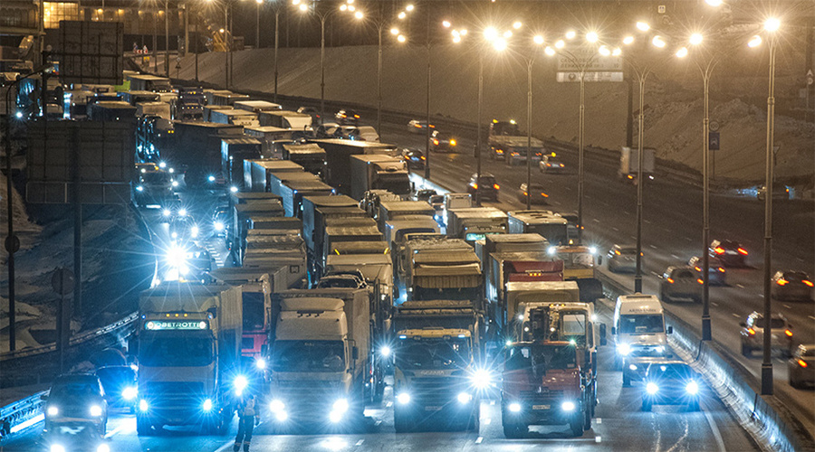 Движение грузовиков в Москве.