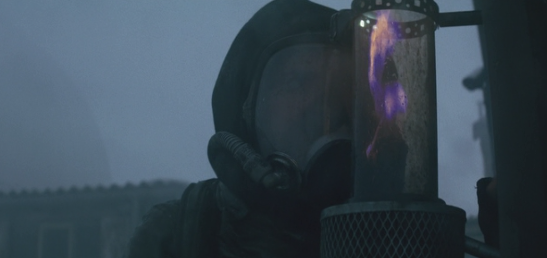 Фиолетовое пламя - признак непригодности воздуха для дыхания
(с) Кадр из фильма