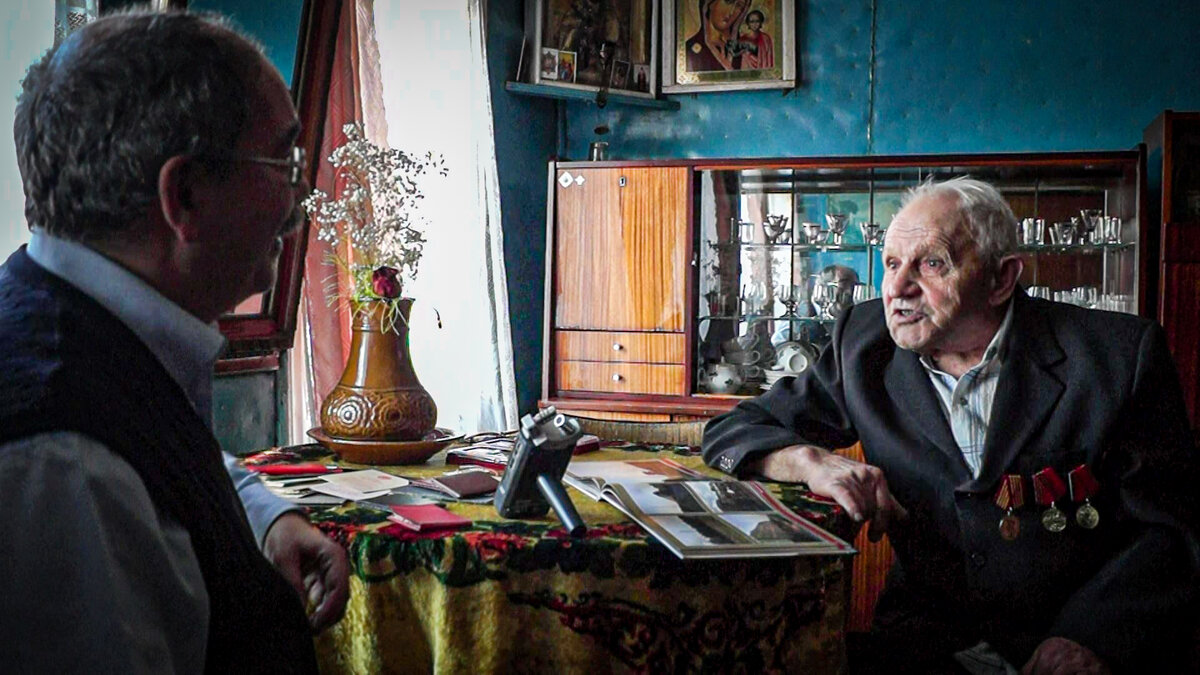 Алексей Вульфов ведёт беседу со старейшим машинистом паровоза Новоторовым Александром Анатольевичем, январь 2015 год. Фото: Алексей Алексеев