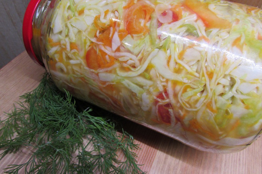 Салат капустный (в горячем маринаде). Салат из свежей капусты (в горячем маринаде). Салат капустный в горячем маринаде на зиму. Салат из капусты в горячем маринаде.