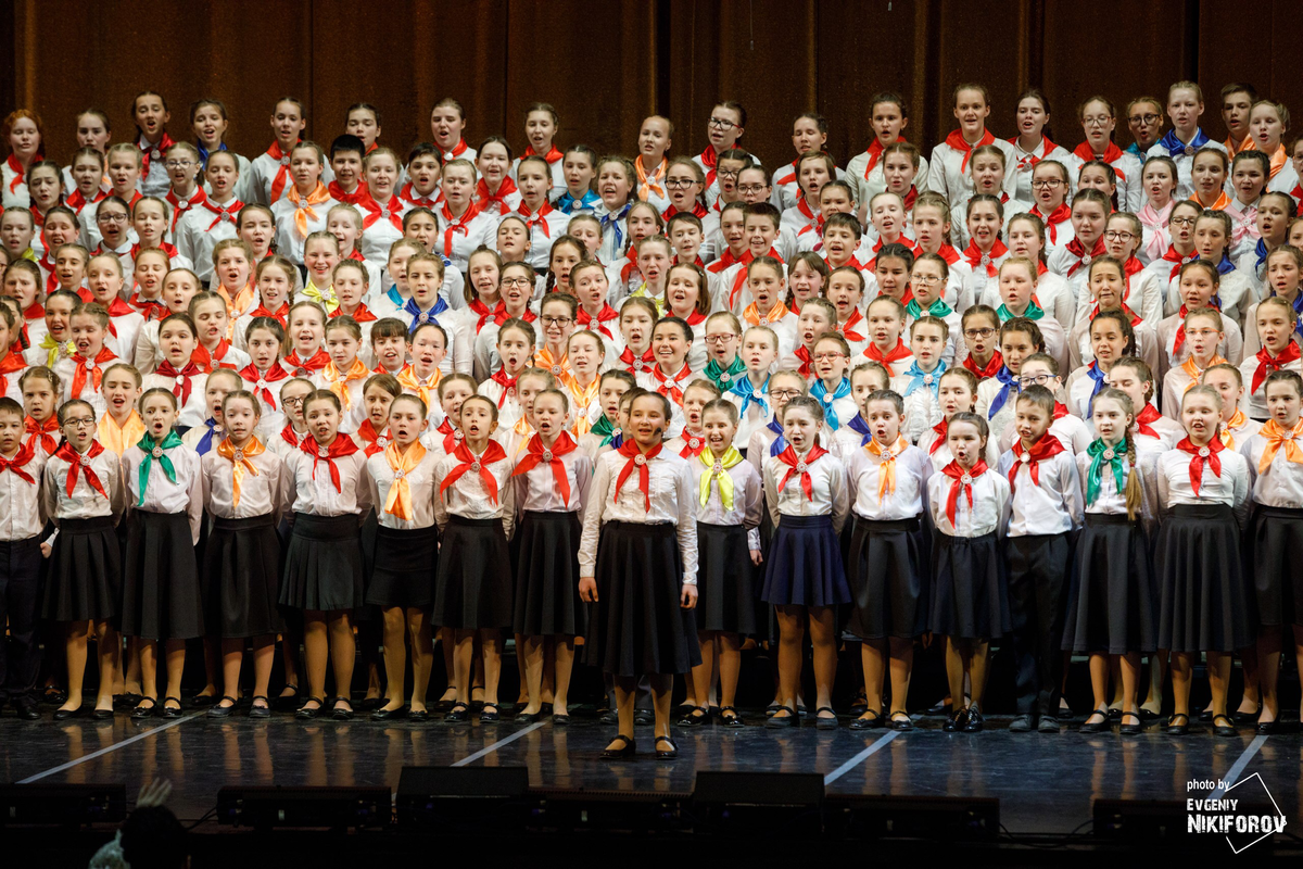 море детский хор. дети поют в хоре. сарафан для детского хора. детский хор. хор и ученик.