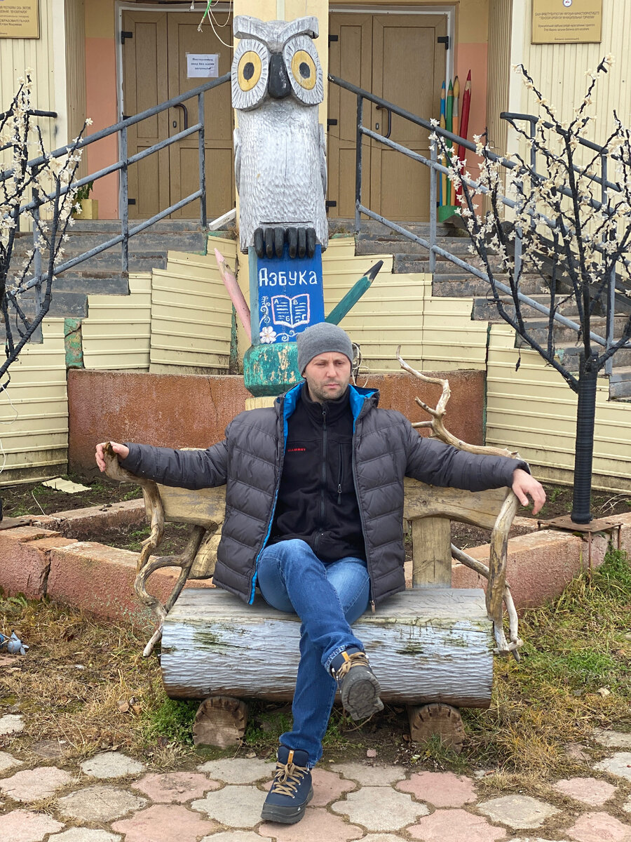 Фото спот при входе в школу. Лайк!