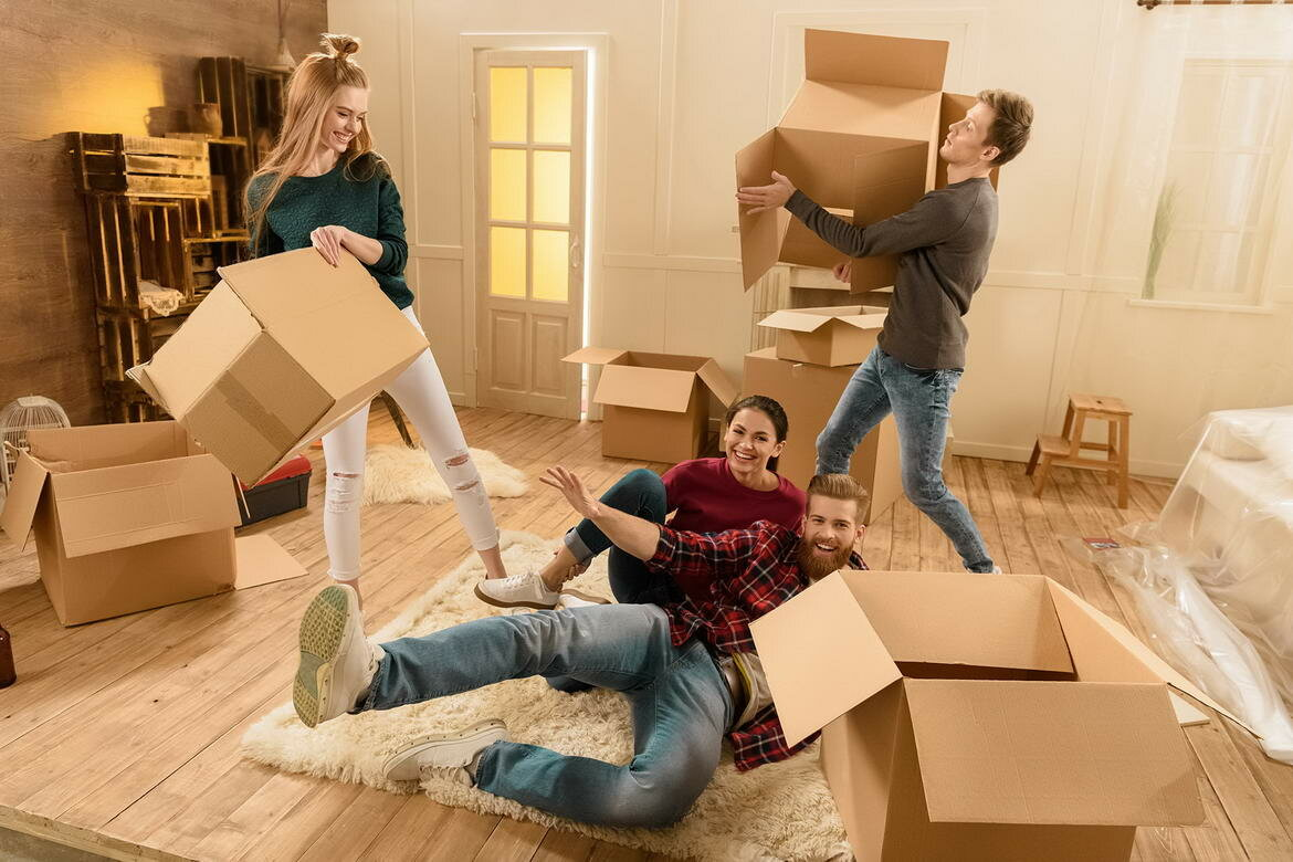Имущество переезжающего. Переезд. Переезд в новую квартиру. Выселяют из квартиры. Люди в новой квартире.