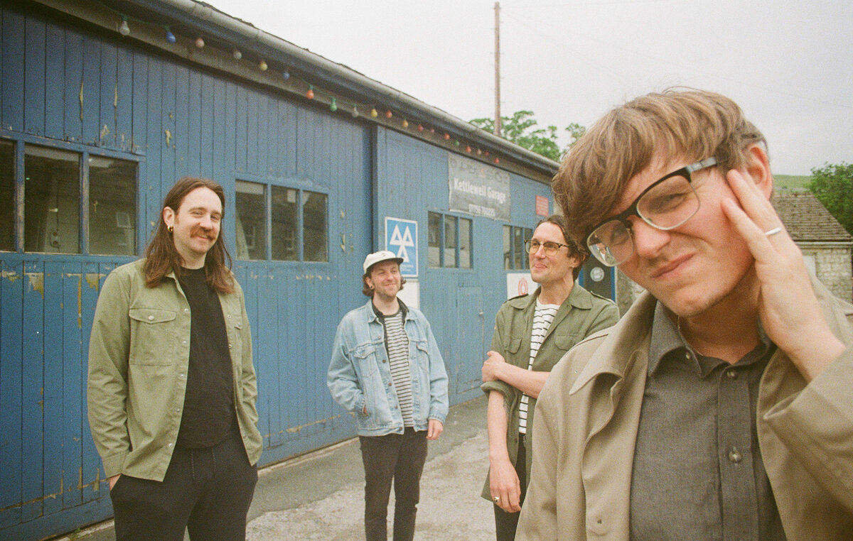 фото: https://www.nme.com/blogs/nme-radar/yard-act-fixer-upper-interview-2021-3024894