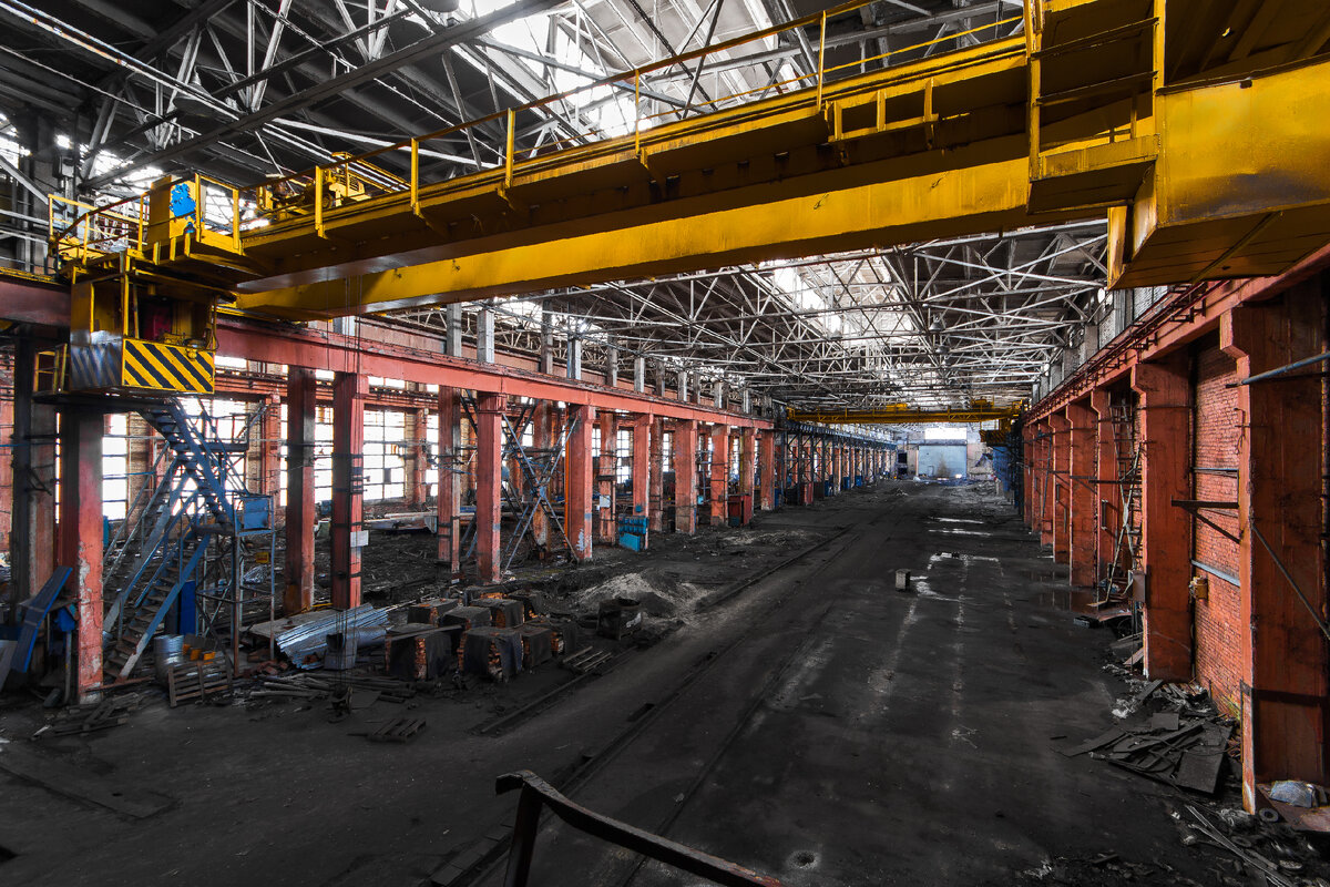 На выходе из цеха могло оказаться небольшое судно, однако чаще в следующий корпус, куда более крупный, передавались крупные элементы - шпангоуты, борта, части или надстройки целиком и т.п.