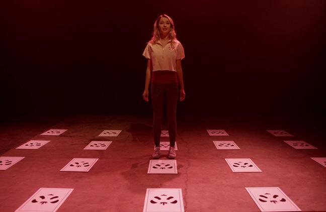 Восемь популярных блогеров оказываются участниками странного онлайн-шоу, где их судьба будет решаться количеством лайков. Участники заперты в доме, нашпигованном видеокамерами, и сначала кажется, что это просто обычное реалити-шоу, а потом оказывается, что выбывающий после голосования блогер уходит прямиком на тот свет. Так что теперь игроки вполне мотивированы сделать все ради любви зрителей и сердечек от них. За ниточки во всем этом спектакле, разумеется, дергает загадочный маньяк.