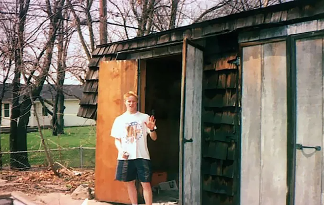 Сарай-лаборатория юного изобретателя. Фото 1994 года.