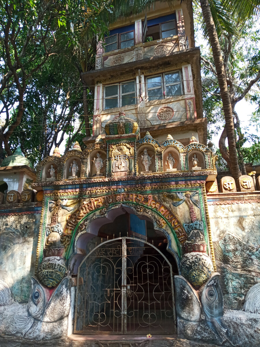 Фантазийные рыбы возле ворот. Кажется, что ворота закрыты, но там есть калитка.