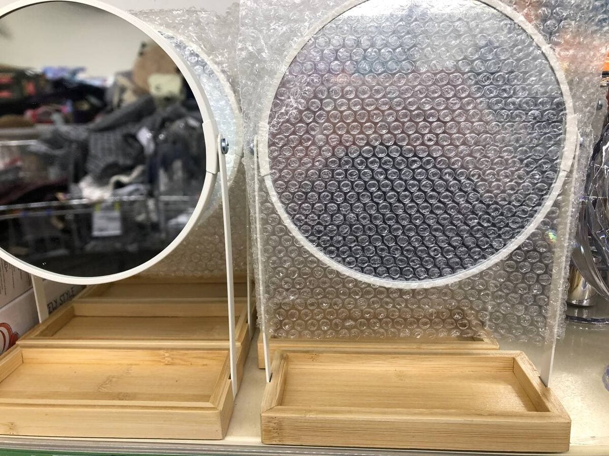 Зеркало на подставке.