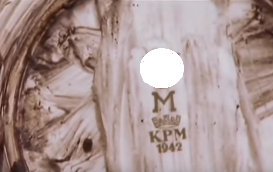 Ну вы же понимаете, почему там белый кружок :) Здесь и далее скрины с документального фильма, ссылка на который под статьёй.
