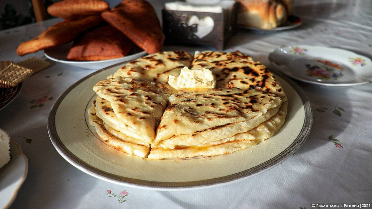 Балкарские хычины, которые я попробовал случайно в незнакомых гостях (о гостеприимстве кавказцев я писал в блоге ранее). Фото: из личного архива