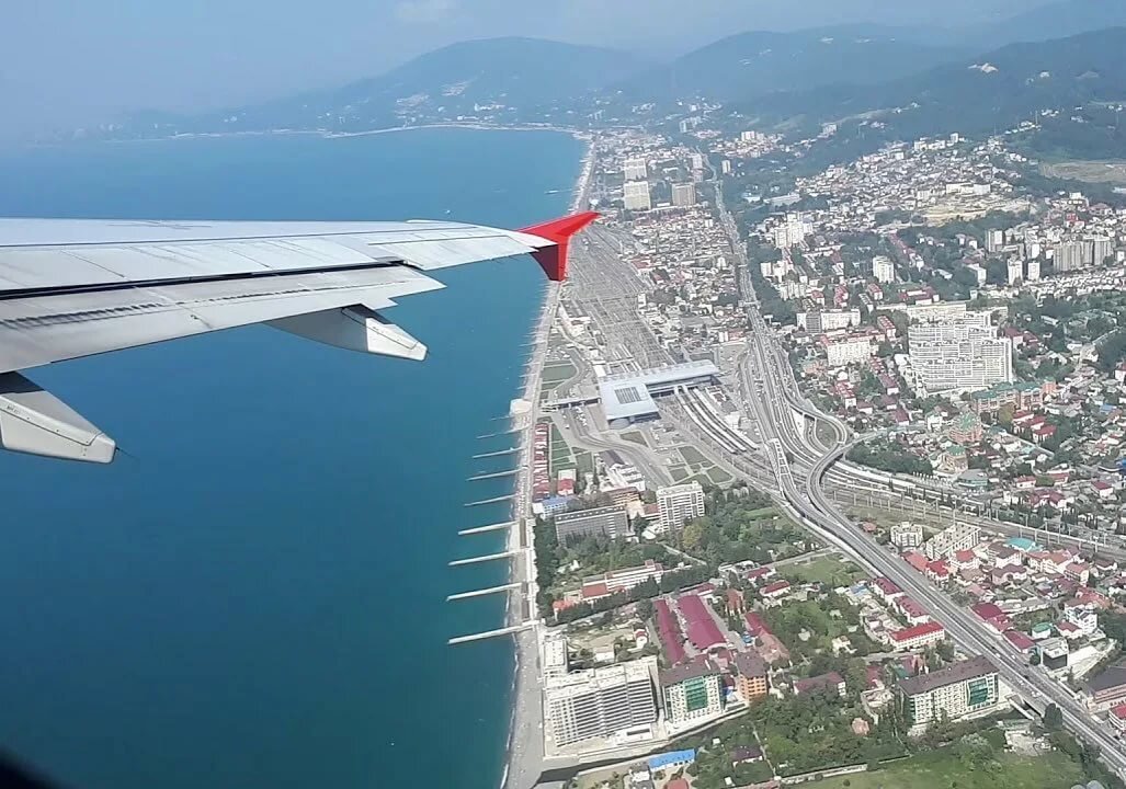 Вид на побережье Черного моря с борта самолёта над Сочи.   фото: картинки  яндекса.