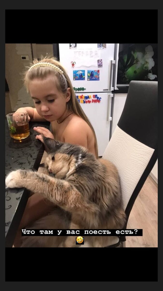 Кейсси берет печеньки со стола