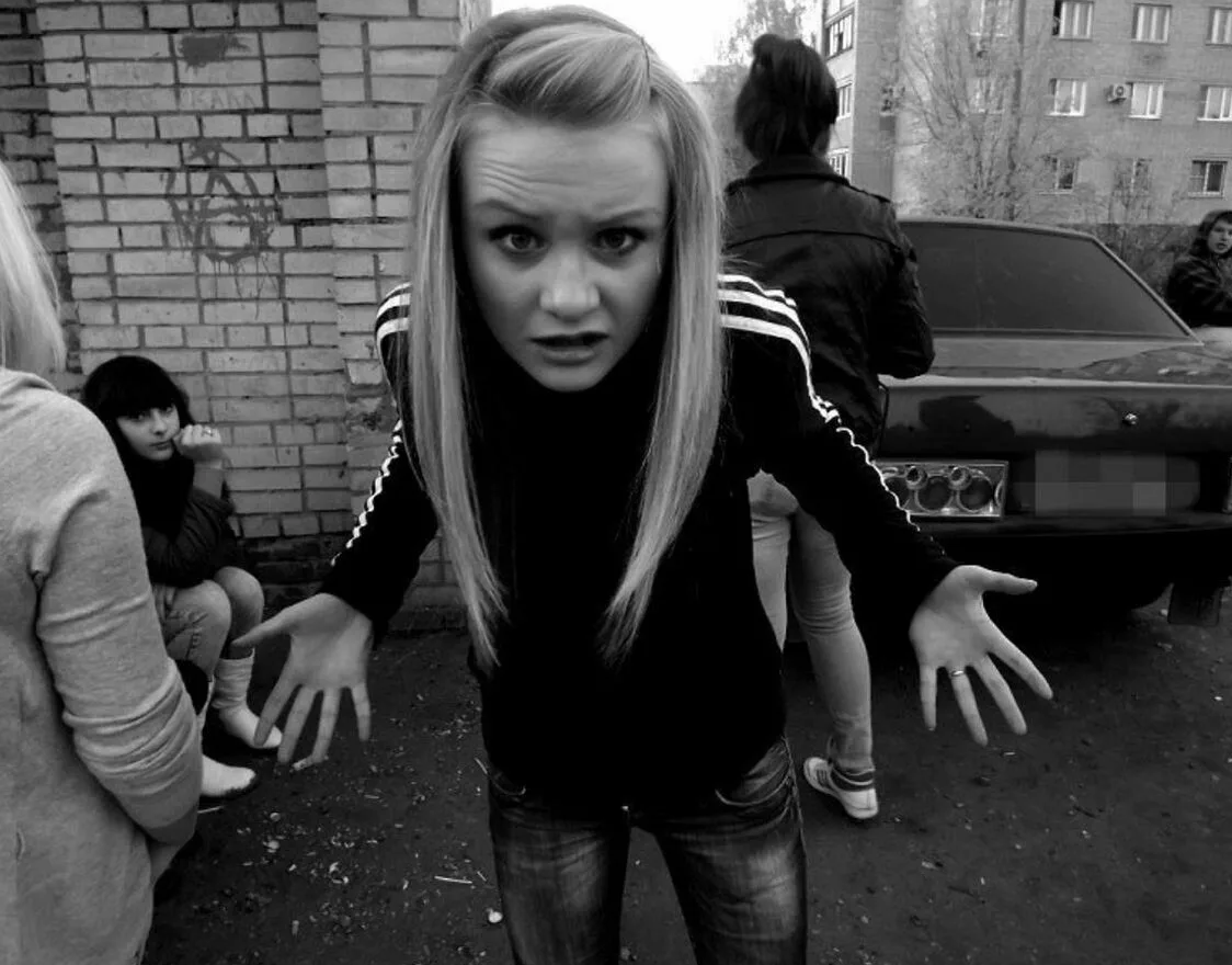 Несовершеннолетний грабитель. Малолетний разбор. Курение за школой. Девочки курят за школой. Девушка гопник.