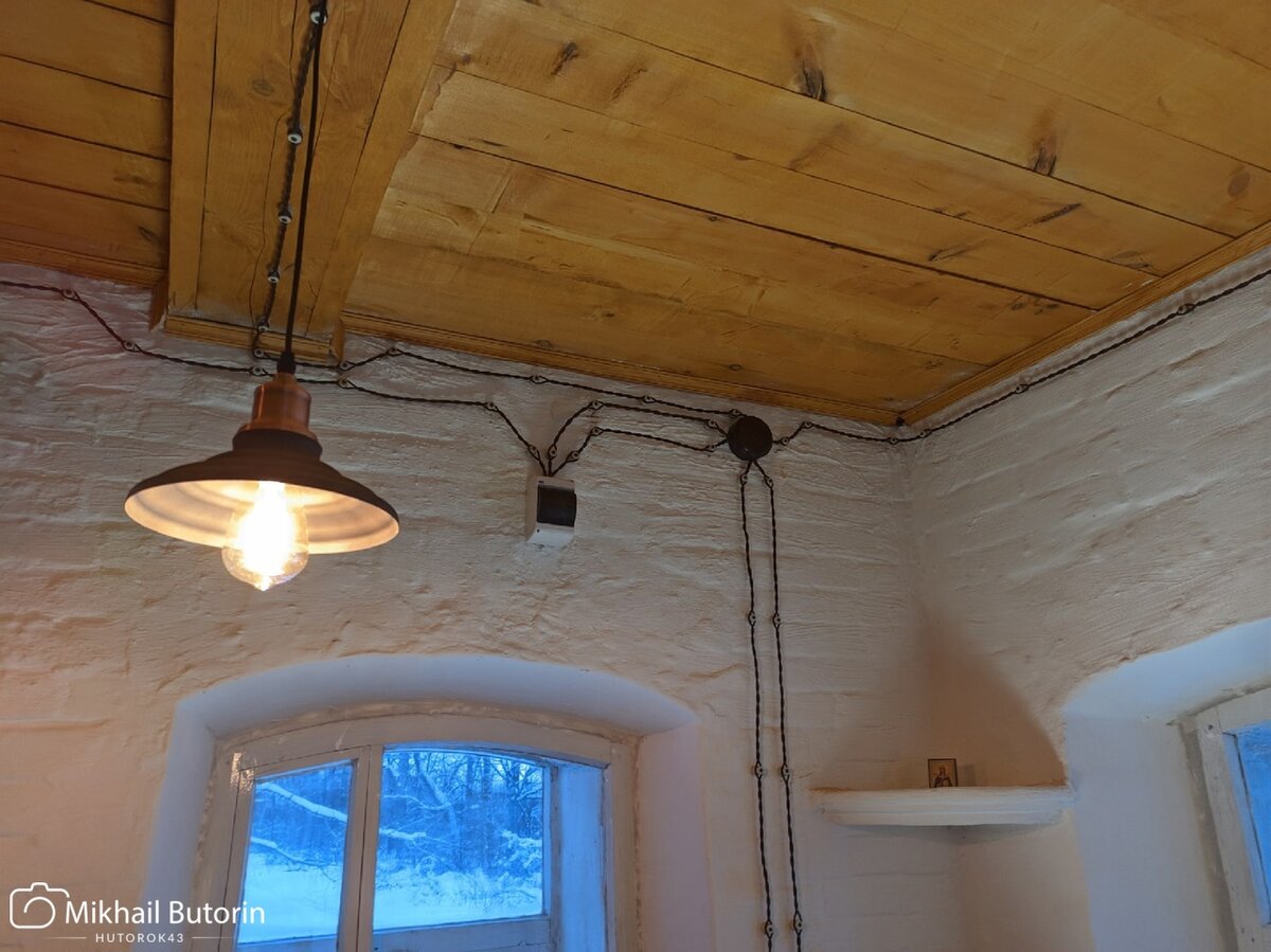 Светильник над зоной гостиной