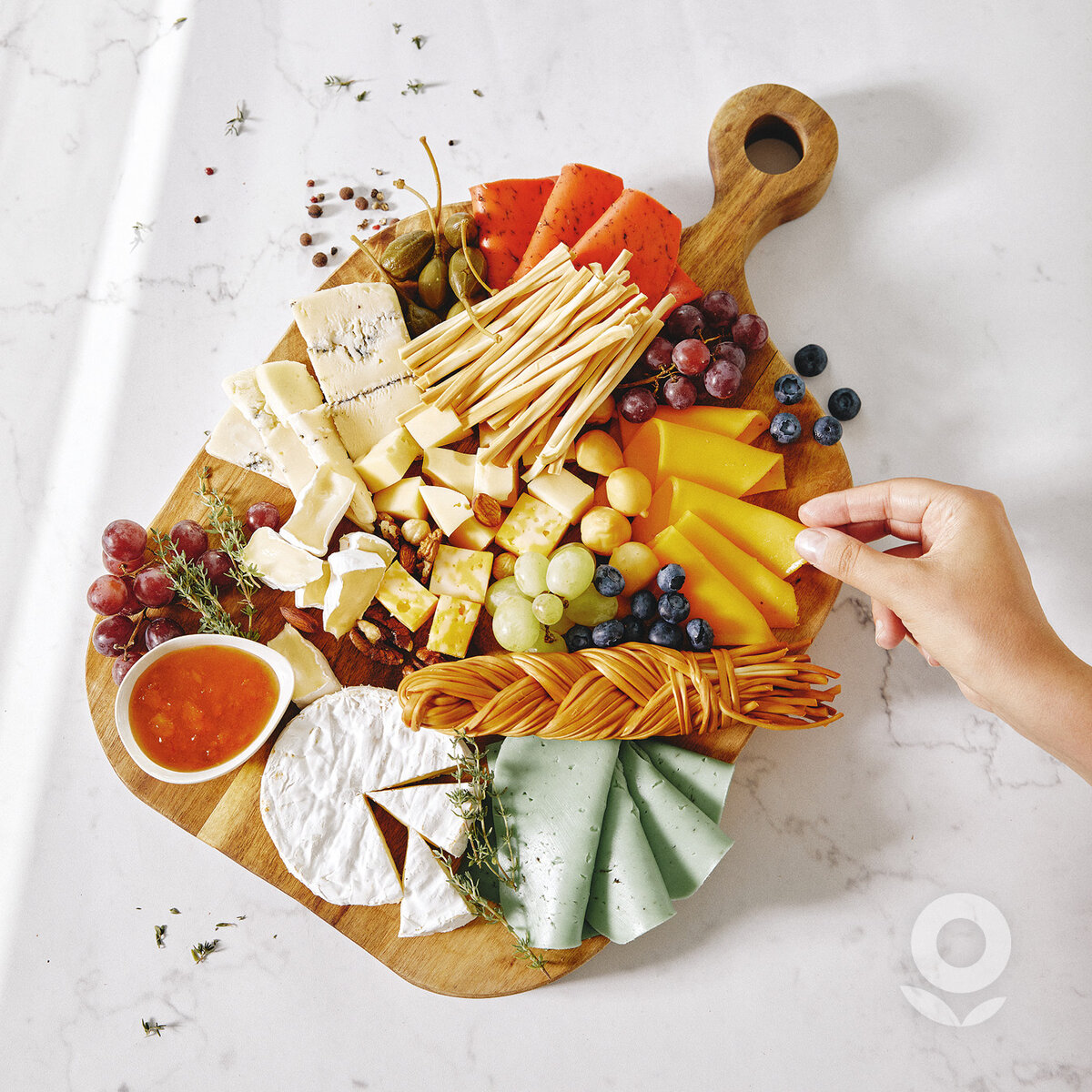 сыр на тарелке. сырная тарелка сорта. сырная тарелка (камамбер, козий шевр, дуо с орехами). сырная тарелка сорта. сырная тарелка сорта.