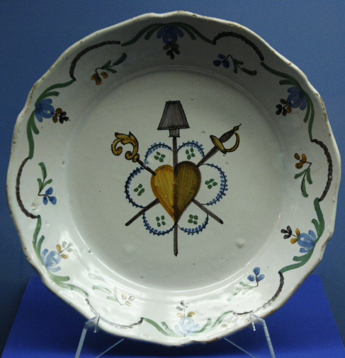 Тарелка с символом единения трёх сословий, Франция, Невер, 1790-е годы.