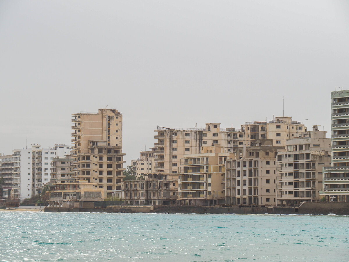 Разоренные остовы домов и отелей выходят на пляж. Когда-то здесь кипела туристическая жизнь