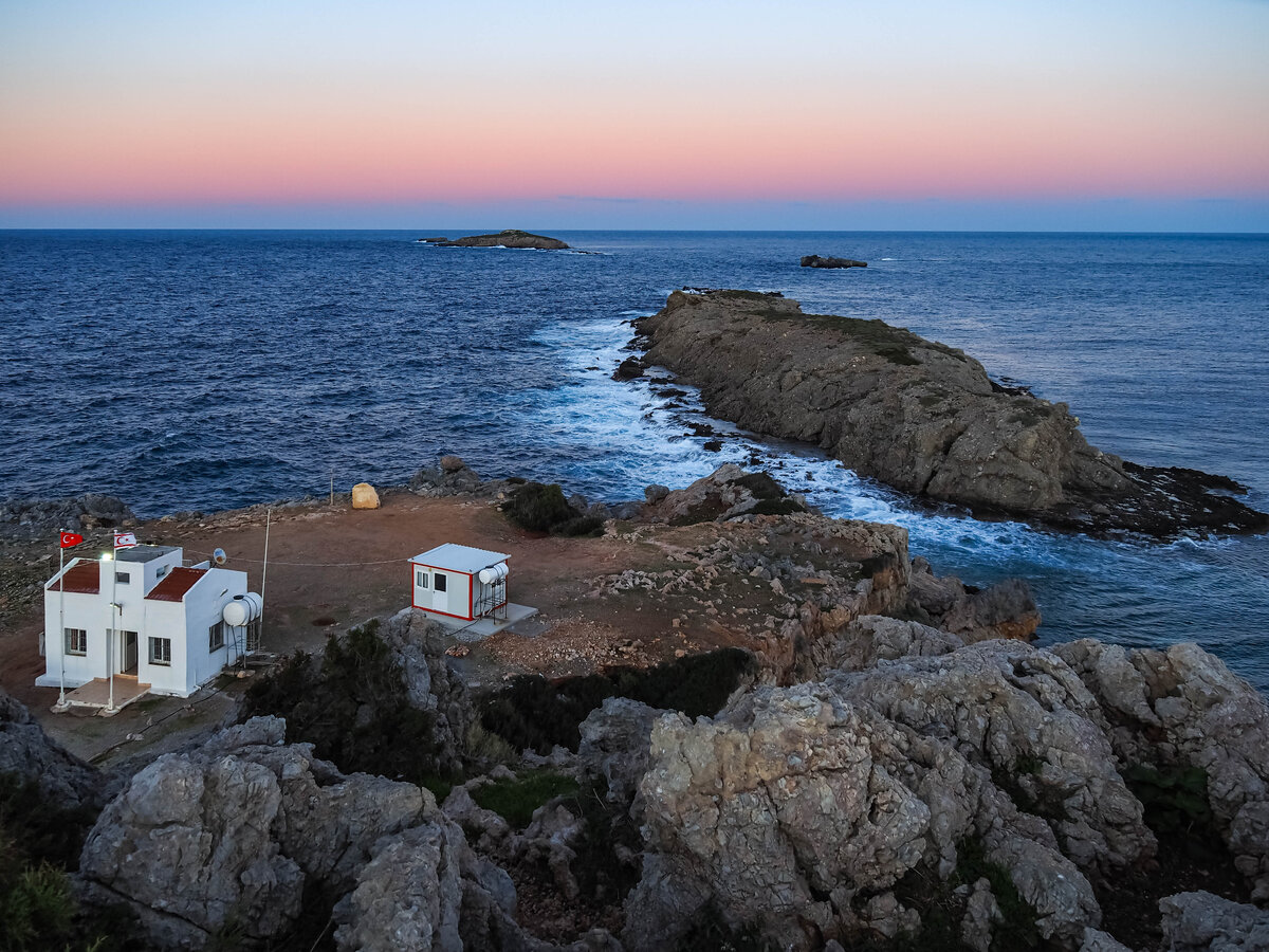 Вид со скалы мыса Апостола Андрея (турец. Зафер-Бурну) Видна череда небольших островов, которыми заканчивается Кипр. А под скалой расположен пост жандармов, которые охраняют границы ТРСК)) 