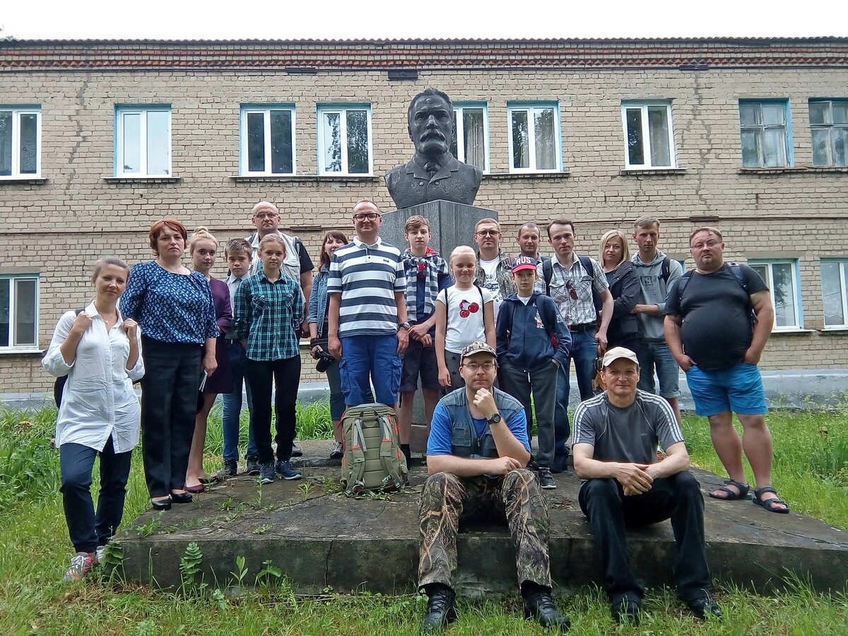 бюст Н. Лескову у Гостомльской школы Кромского района Орловской области