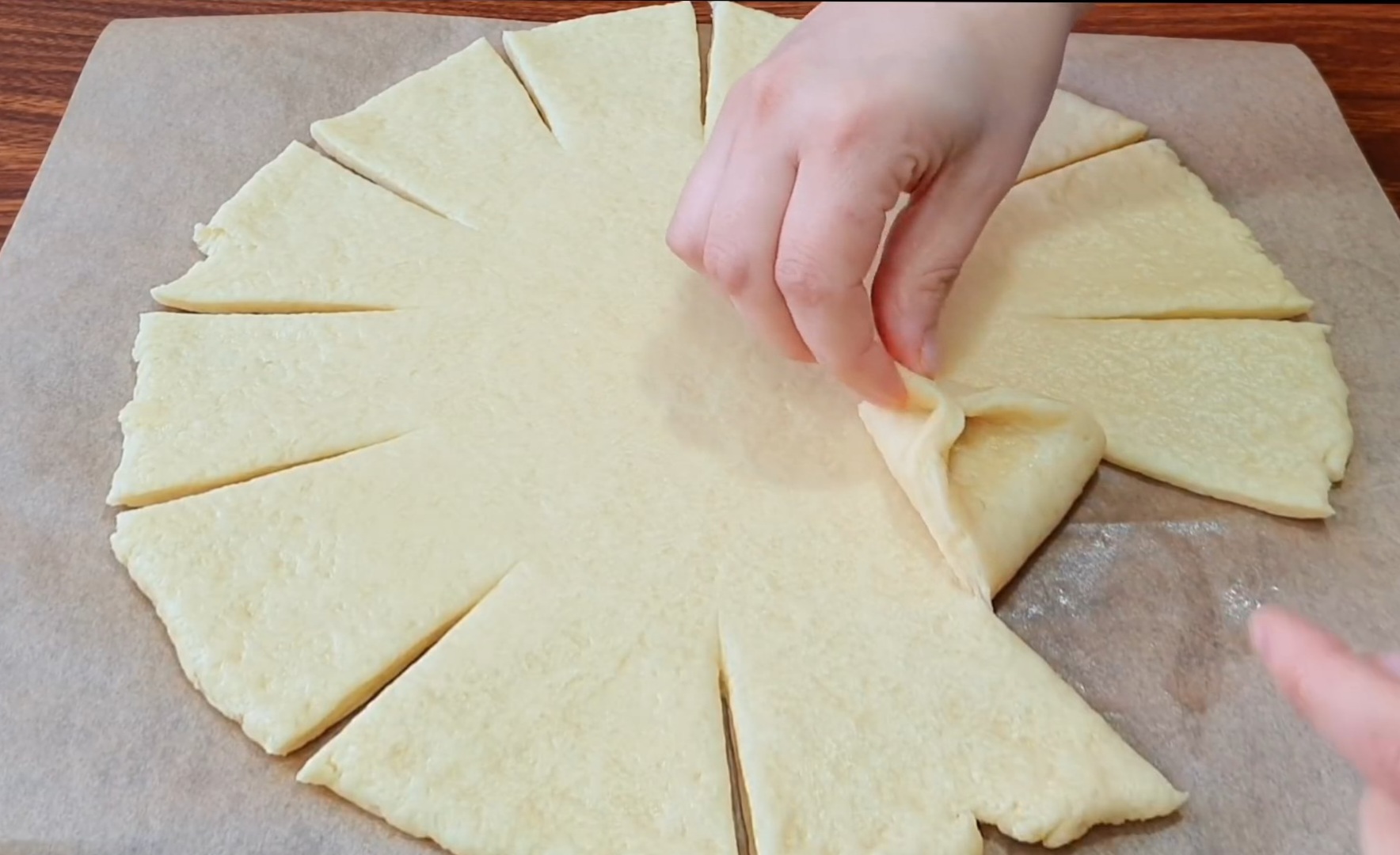 Чрезвычайно легко и вкусно. Пахлава турецкий не сравнится с ним. Пирог с  курагой.