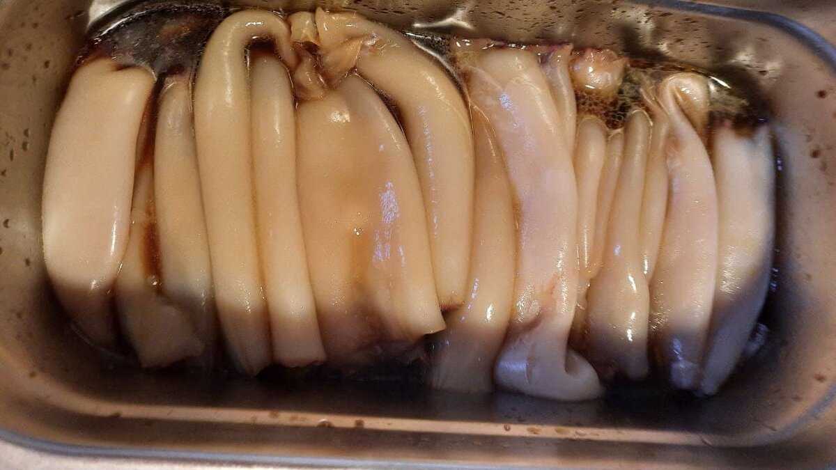 Кальмары заливаем соевым соусом